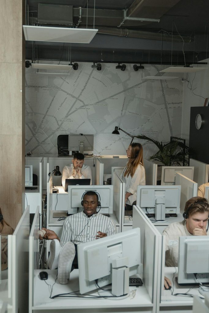 Moderne kontor med ansatte ved datamaskiner